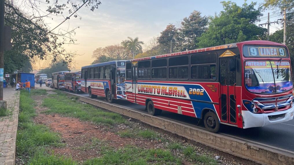 Los transportistas también están apostados al costado de la ruta en la ciudad de Ypacaraí, en la zona de Remansito, Guarambaré y frente al autódromo Rubén Dumot de la ciudad de Capiatá. Foto: GEN-Nación Media.