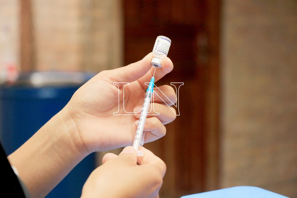 Refieren que los riesgos que supone el virus para los adultos mayores siguen superando cualquier posible problema de seguridad con la vacuna. Foto: Nadia Monges.
