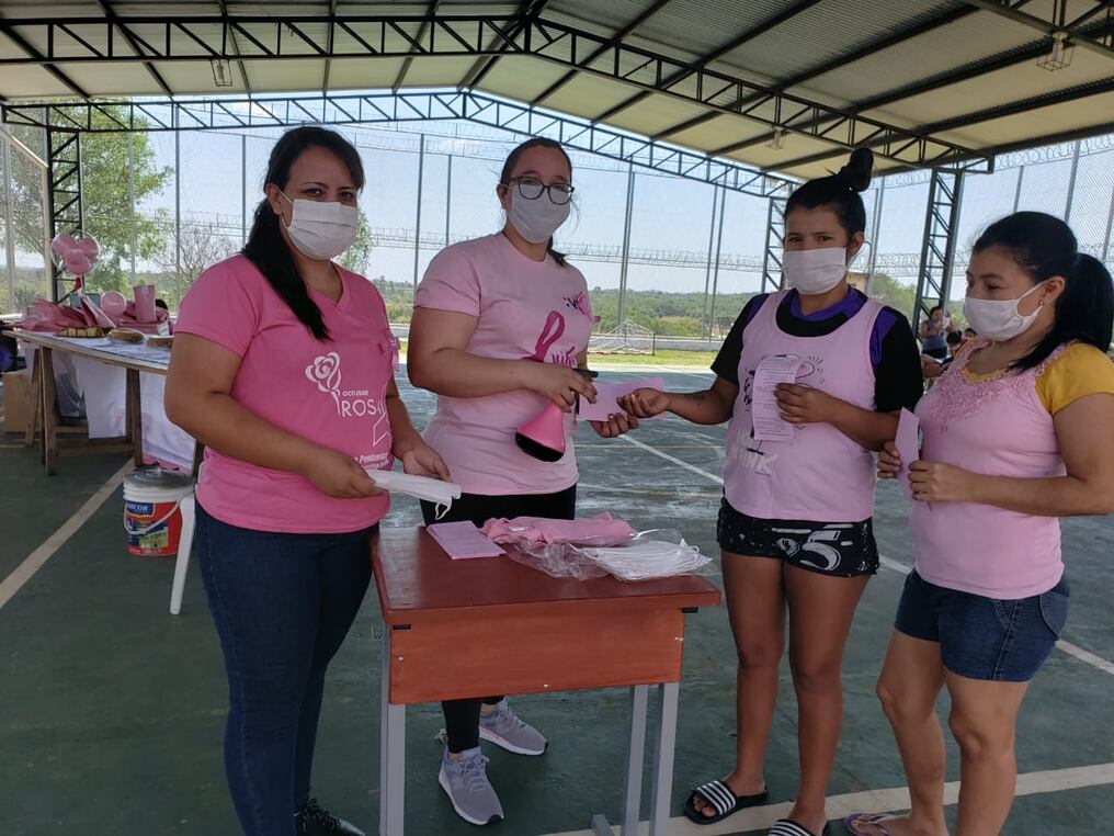 Mujeres privadas de libertad recibieron charlas en el marco de la campaña de concientización y sensibilización del Octubre Rosa. Foto: Gentileza.