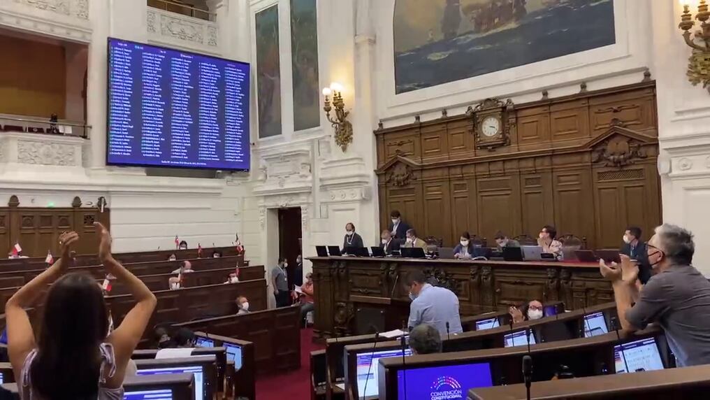 El punto final al proceso de redacción constitucional ocurrió dos días antes de lo previsto luego de que los constituyentes de derecha resolvieran retirar una serie de peticiones para votar modificaciones por separado. Foto: Captura de video.