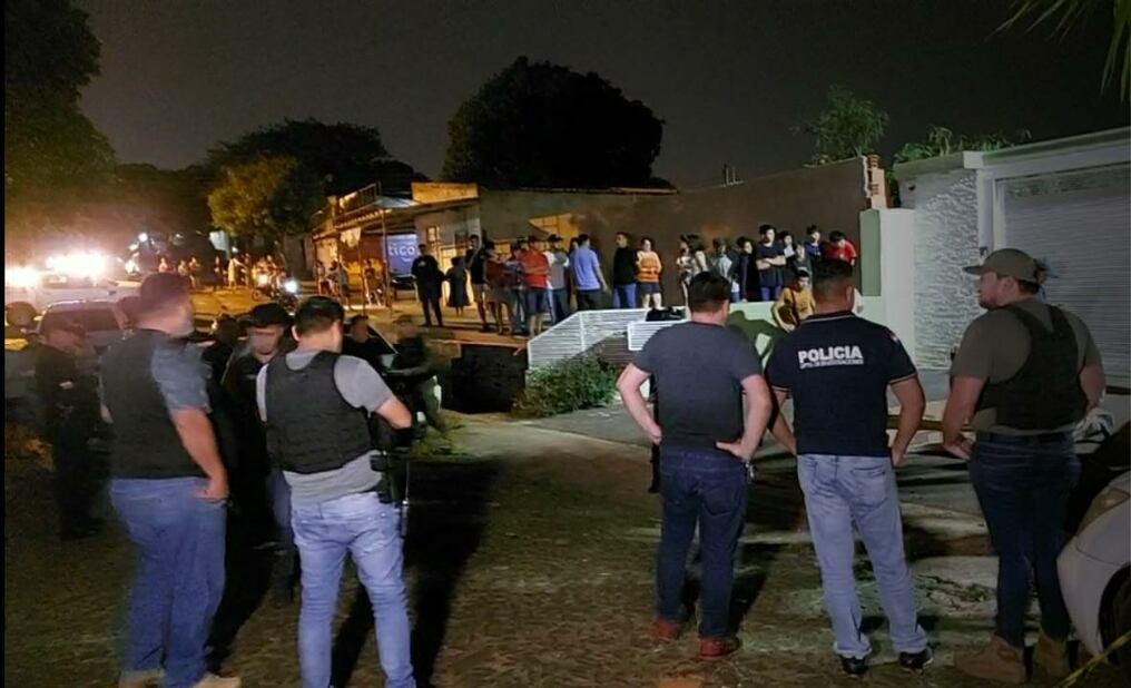 Desconocidos a bordo de un vehículo realizaron cerca de 60 disparos sobre una vivienda en pleno centro de la ciudad de Pedro Juan Caballero. Foto: Captura de video.