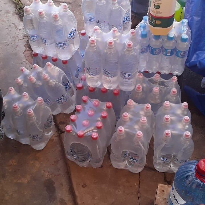 La ciudadanía respondió al pedido de agua por parte de los voluntarios de la carpa de contingencia del Hospital de Clínicas en San Lorenzo. Foto: Gentileza.