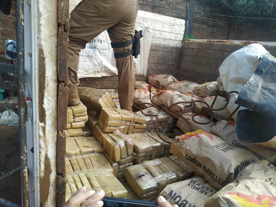Se presume que la droga estaba siendo llevada hasta algún punto clandestino de paso a la Argentina por vía fluvial, donde el cargamento tendría un valor cercano a los US$ 50 mil. Foto: Gentileza.
