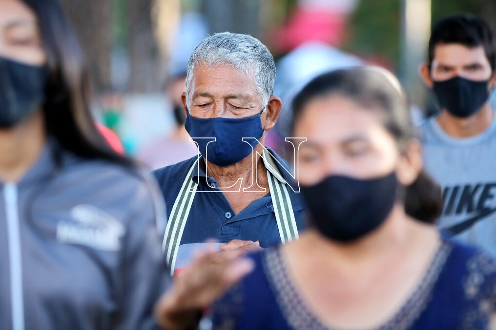 La mayoría utiliza la mascarilla como establece el protocolo sanitario para evitar contagios de COVID-19 durante la mayor fiesta religiosa del país. Foto: Nadia Monges.