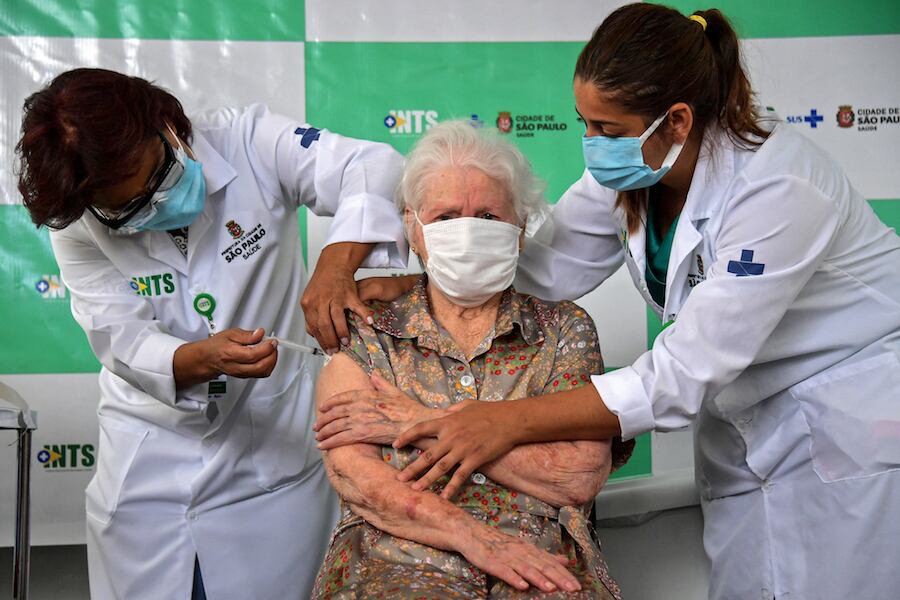 Los biológicos que serán destinados a este sector fueron donados al Paraguay por el gobierno de India. Foto: AFP. 