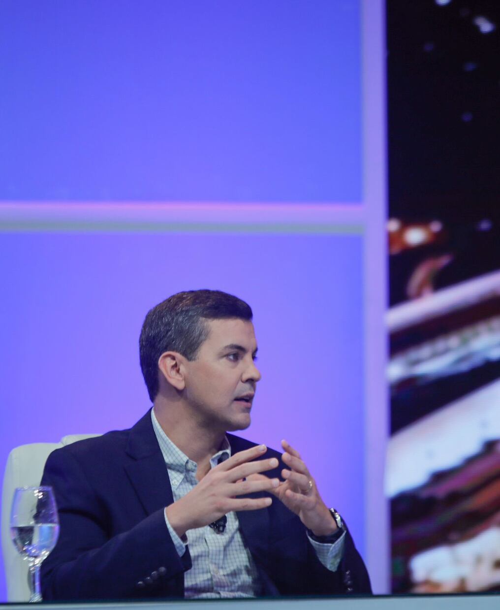 El futuro mandatario Santiago Peña habló durante una entrevista en el programa “Políticamente Yncorrecto”, emitido por el canal Telefuturo. Foto: Gentileza.