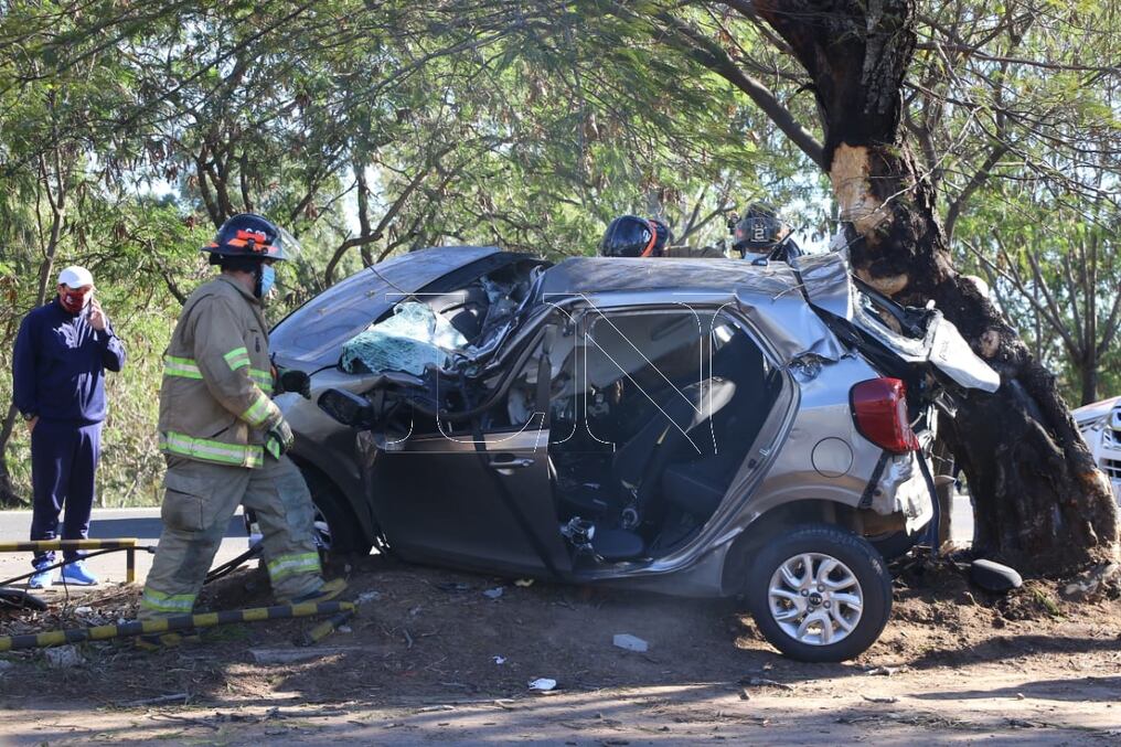 En este accidente registrado sobre la Autopista Silvio Pettirossi de la ciudad de Luque resultó víctima fatal un joven de 20 años de edad. Foto: Christian Meza.