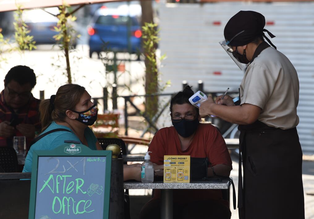 El rubro gastronómico es uno de los más golpeados por la crisis sanitaria y económica que atraviesa el país debido a la pandemia. Foto: AFP. 