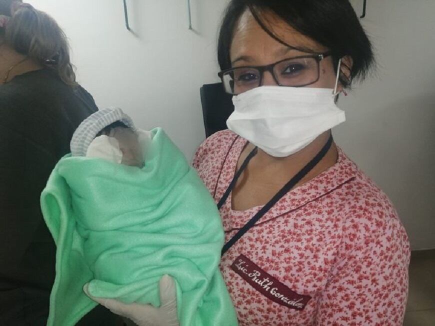 Una licenciada de la Unidad de Salud de la Familia posa con la recién nacida, tras la intervención solidaria. Foto: Gentileza.