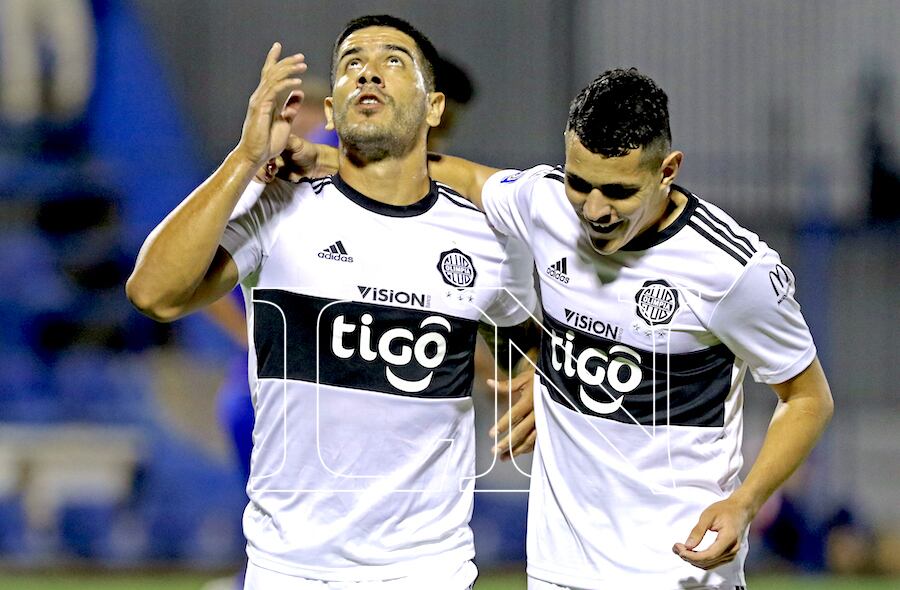 Jorge Recalde festeja su conquista, que lo convierte en el goleador del Olimpia y del Clausura.FOTO:NÉSTOR SOTO