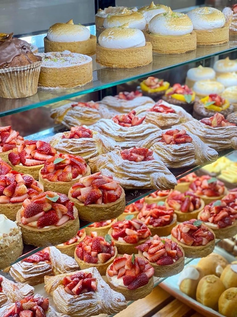 Desde la casa recomiendan que, como estamos en temporada de frutos rojos, no dejen de probar la danesa o la tarta de frutilla.FOTO:GENTILEZA