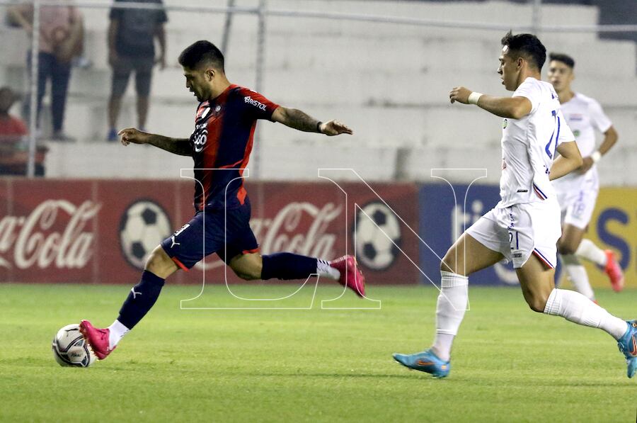 Sergio Díaz inaugura el marcador con un taponazo desde fuera del área.FOTO:NÉSTOR SOTO