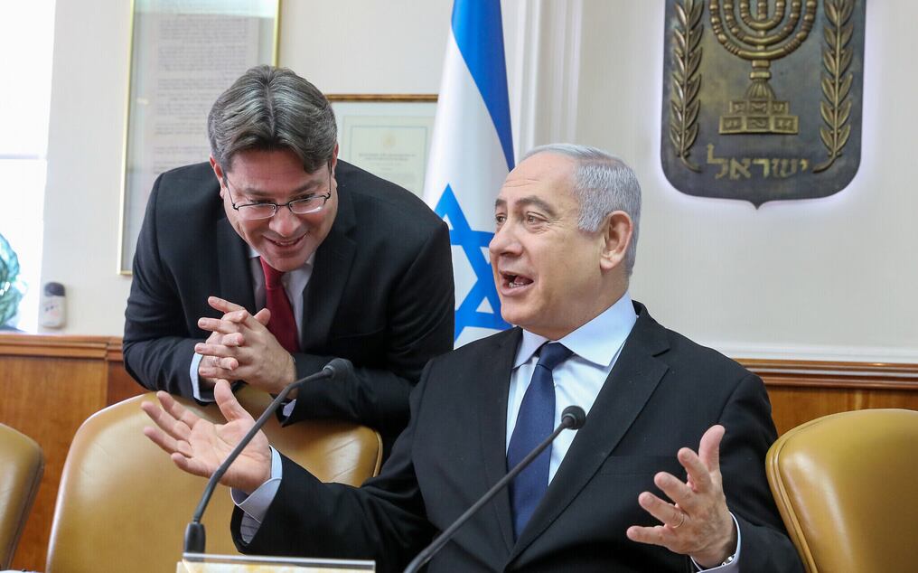 Benjamín Netanyahu junto con Ofir Akunisy, quien había hecho el primer anuncio de la posible normalización de las relaciones entre Israel y Sudán. Foto: AFP.