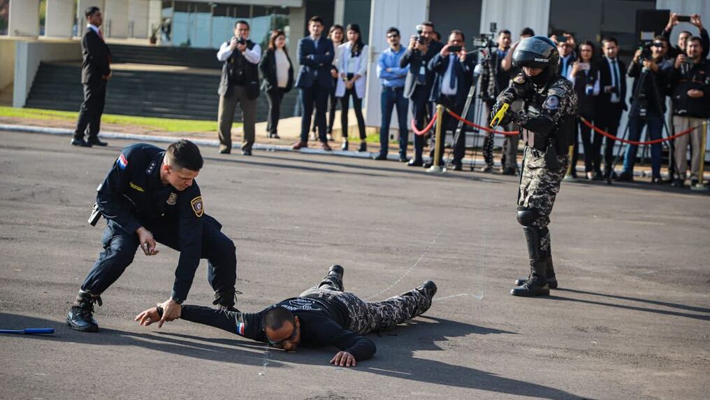 Demostración del uso de las pistolas Táser por agentes policiales. Foto: Gentileza.