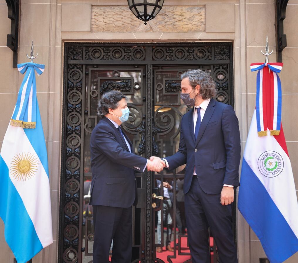 Los cancilleres de Paraguay y Argentina se reunieron la semana pasada para tratar la reapertura de los pasos fronterizos terrestres entre ambos países. Foto: Gentileza.