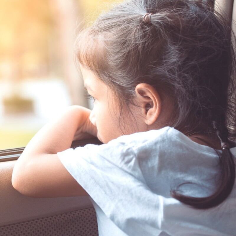 La pequeña no asiste a la escuela y tampoco tiene las vacunas previstas para su edad, ya que su mamá está en contra del sistema educativo y sanitario. Foto: Ilustrativa