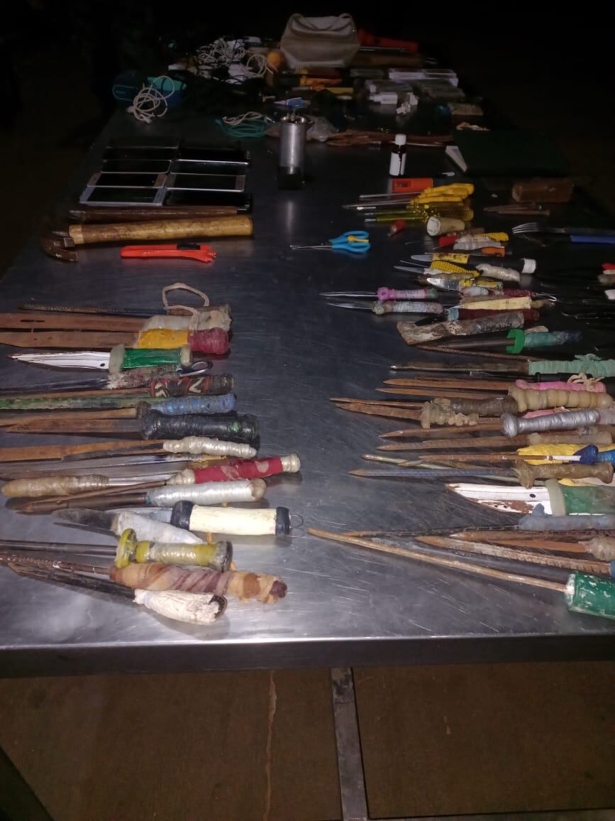 Los reclusos fueron separados y trasladados por seguridad a otros establecimientos penitenciarios. En el operativo se incautaron objetos como cargadores de celular, teléfonos, pinzas, además de armas blancas. Foto: Gentileza.