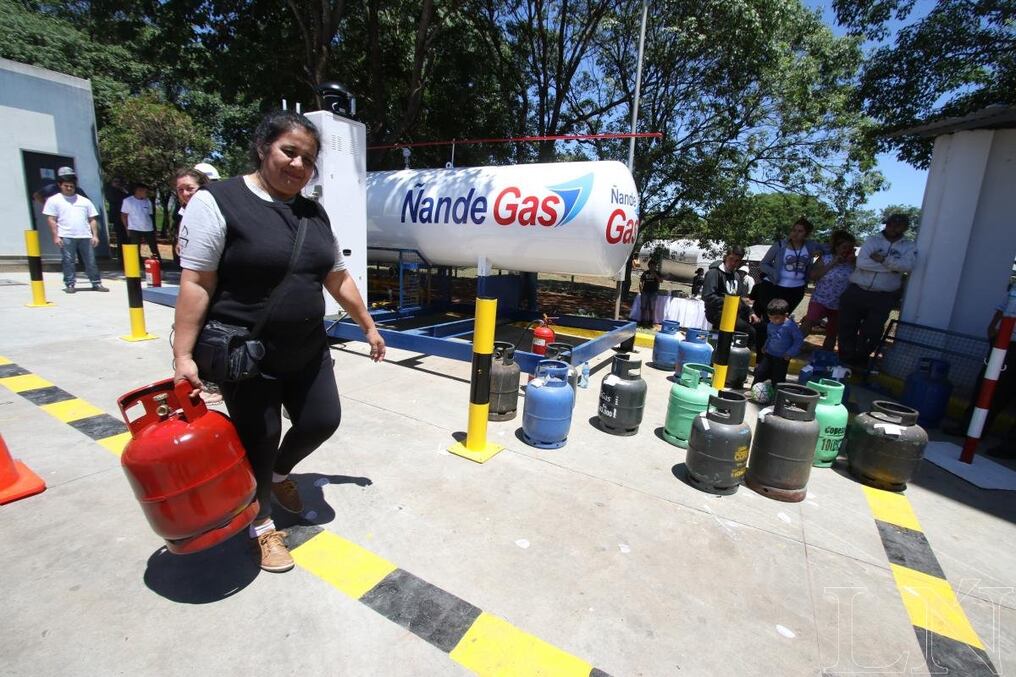 La petrolera estatal anunció que no modificará el precio actual del Gas Licuado de Petróleo; en tanto, Capagas anunció que desde el lunes los emblemas privados aumentarán entre G. 250 y G. 500 el litro y el kilo, respectivamente. Foto: Néstor Soto