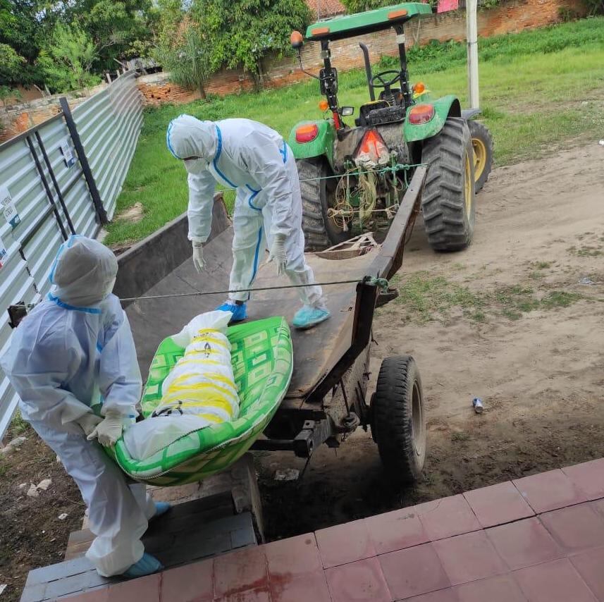 Una persona que falleció por COVID-19 en la ciudad de Puerto Casado, departamento de Alto Paraguay, Chaco, a raíz de la falta de servicio fúnebre en la zona fue enterrada por tractores. Foto: Gentileza.