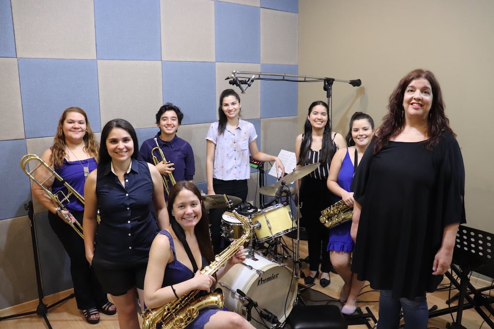 La Band’Elaschica, pioneras del jazz instrumental, cobran protagonismo en el nuevo material de la cantautora.