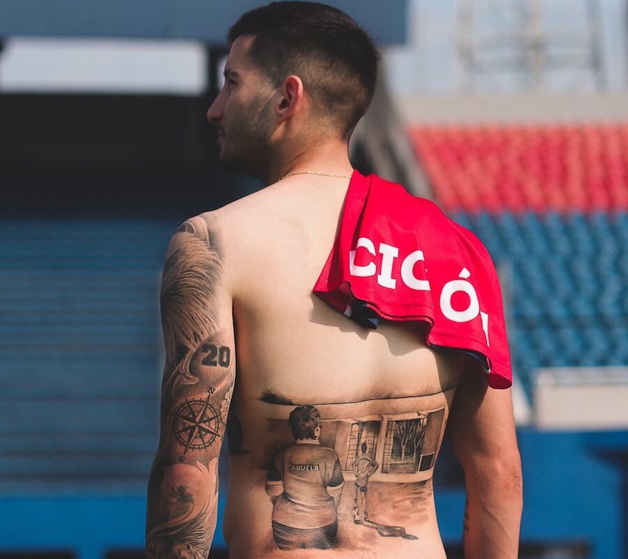 El tatuaje con el que Mathías Villasanti homenajea a su abuela, quien lo acompañaba a sus prácticas en el Ciclón.FOTO:@CCP1912OFICIAL