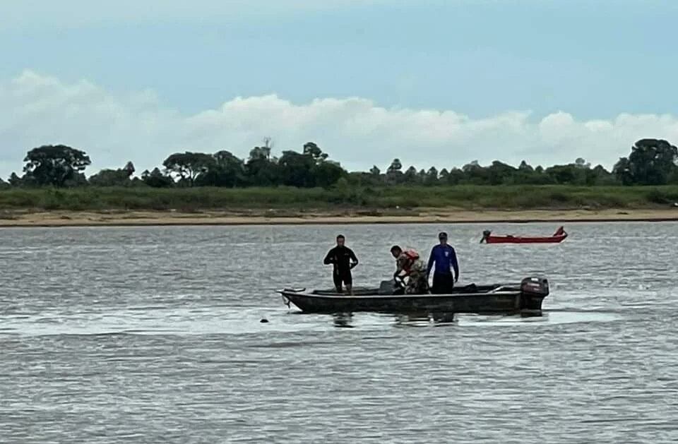 Esta mañana apareció el primer cuerpo sin vida y ya en el transcurso de la tarde salieron a flote los cuerpos de los otros dos jóvenes. Foto: @armada_py.