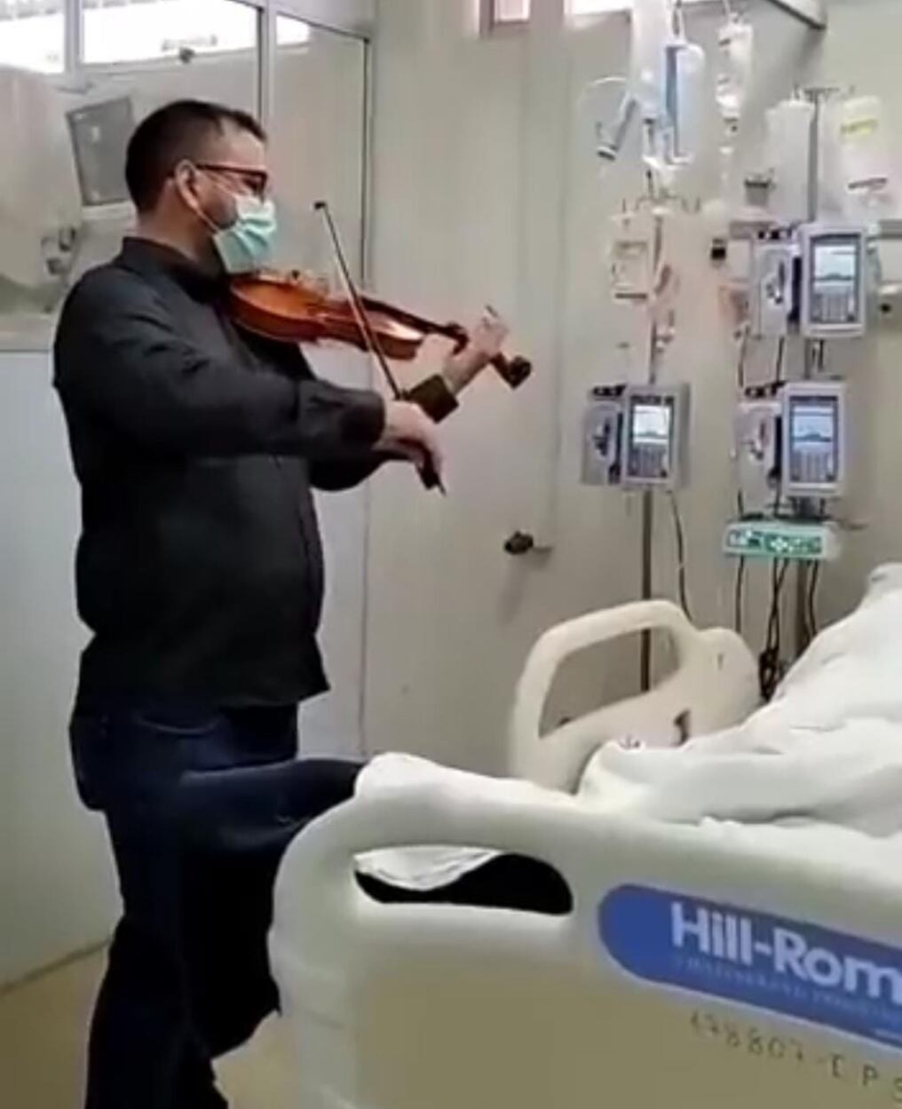 El músico recibió la noticia de que su padre José Luis Miranda, reconocido maestro de música, se descompensó y decidió dedicarle algunas guaranias. Foto: Captura pantalla.