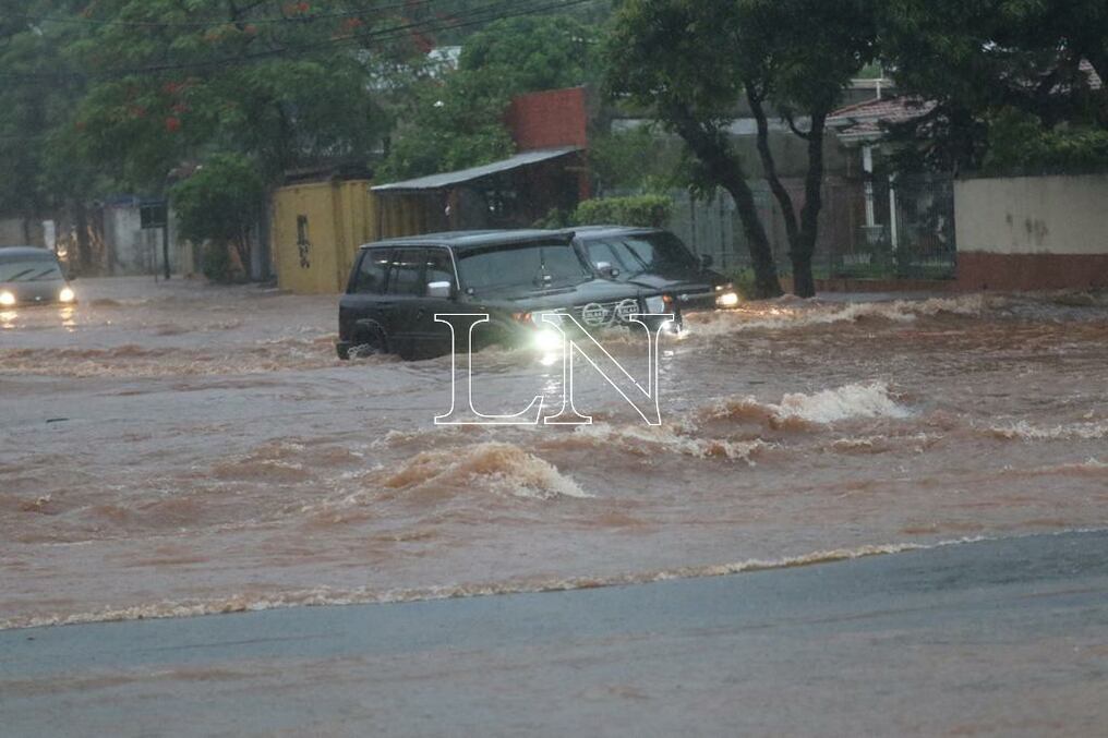 Ante la caída de grandes cantidades de lluvia, las calles de esta ciudad se convierten en un cauce hídrico que se debe tener cuidado al transitar. Foto Archivo/Pánfilo Leguizamón.