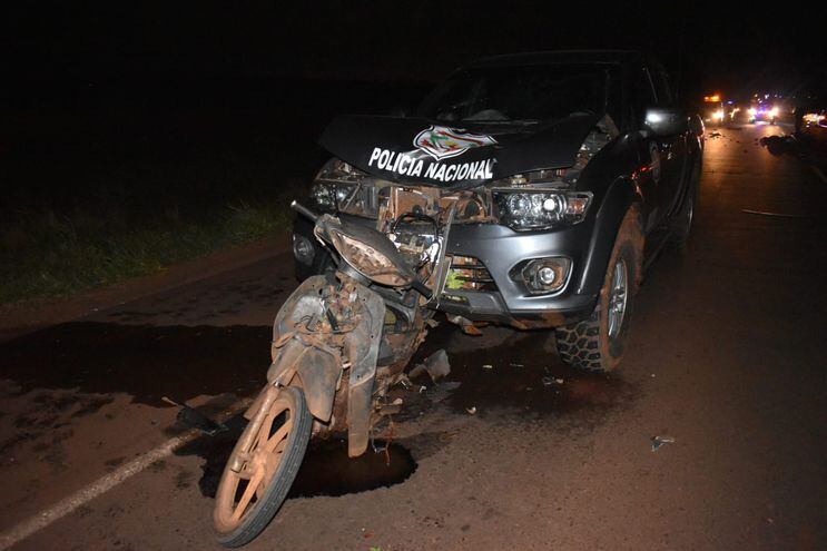 Las dos personas fallecidas iban a bordo de una motocicleta y fueron atropelladas por el móvil de la Policía Nacional que se estaba dirigiendo a la comisaría de la zona. Foto: Gentileza.