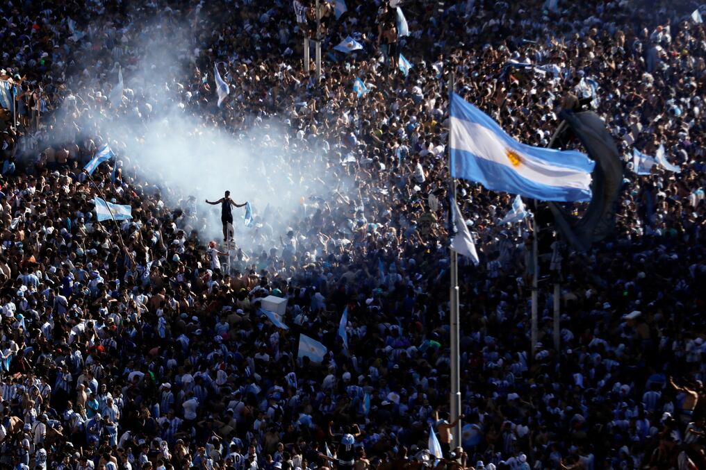 El Obelisco, emblema de Buenos Aires, fue tomado por los aficionados desde antes de comenzar el partido. Foto: AFP.