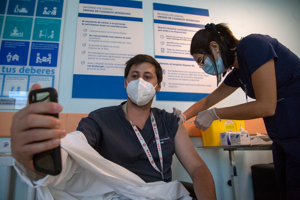 La empresa estadounidense Pfizer anunció que solo en lo que del año 2021 las ventas de su vacuna se sitúan en 15 mil millones de dólares. Foto: AFP.