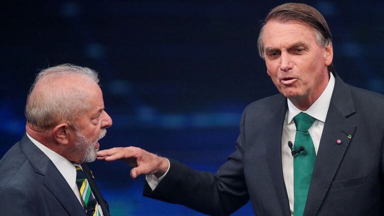 El actual mandatario, Jair Bolsonaro, de extrema derecha, se enfrenta al candidato de izquierda y expresidente Luiz Inácio Lula da Silva, con éste último como una ligera ventaja según las encuestas. Foto: AFP.