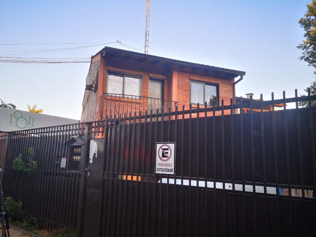 Los delincuentes ingresaron al momento de abrir el portón corredizo de un condominio, donde uno de los residentes fue despojado de G. 18 millones. Foto: 970 AM