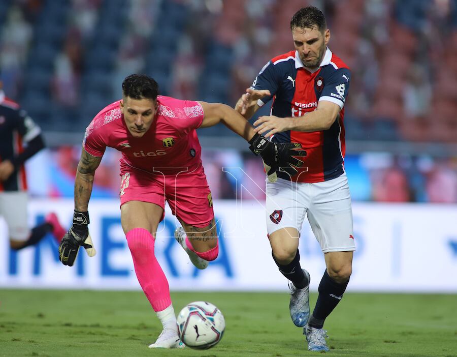 En acción el golero de Guaraní Gaspar Servio en disputa con el delantero Mauro Boselli, de Cerro Porteño.FOTO:JORGE JARA