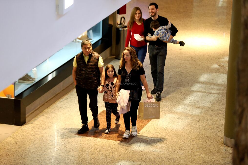Los centros comerciales registran buena afluencia de personas durante estos días, con lo que esperan muchas ventas también gracias a las promos. Foto: Christian Meza