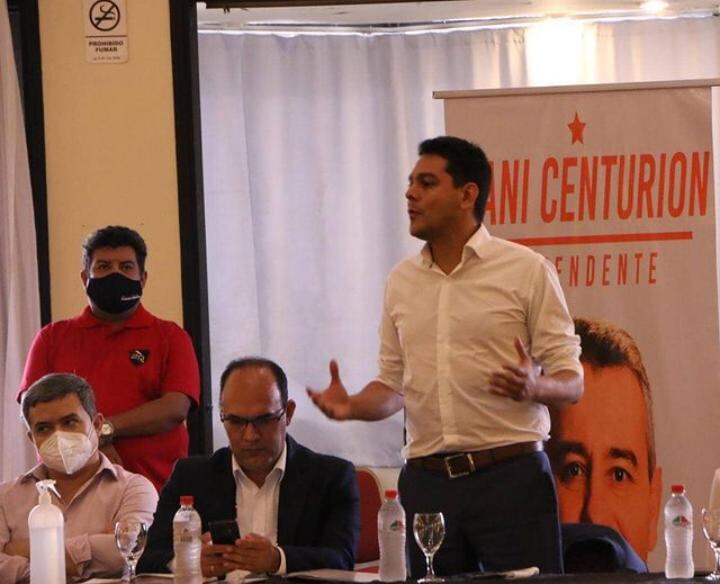 “Al fin trabajando, pensé que todo era campaña política en tu vida”, fue una de las tantas críticas que recibió en Twitter el funcionario de Estado por dirigir la campaña electoral de Daniel Centurión. Foto: Gentileza.