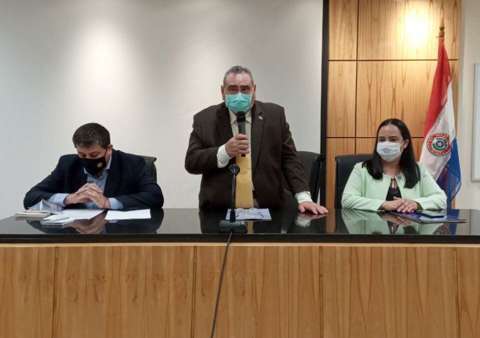 El ministro Antonio Fretes resaltó la suma importancia de compartir temas de actualidad jurídica y judicial, más aun tratándose de menores, que tienen especial importancia para la Corte Suprema de Justicia. Foto: Gentileza.