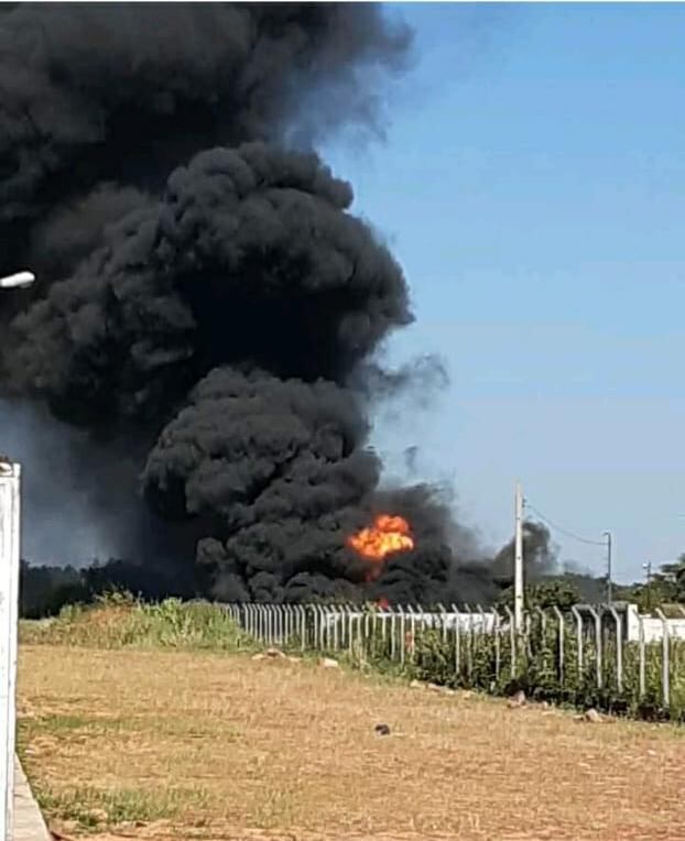 El fuego se inició en uno de los contenedores de aceite en desuso. Foto: Gentileza.
