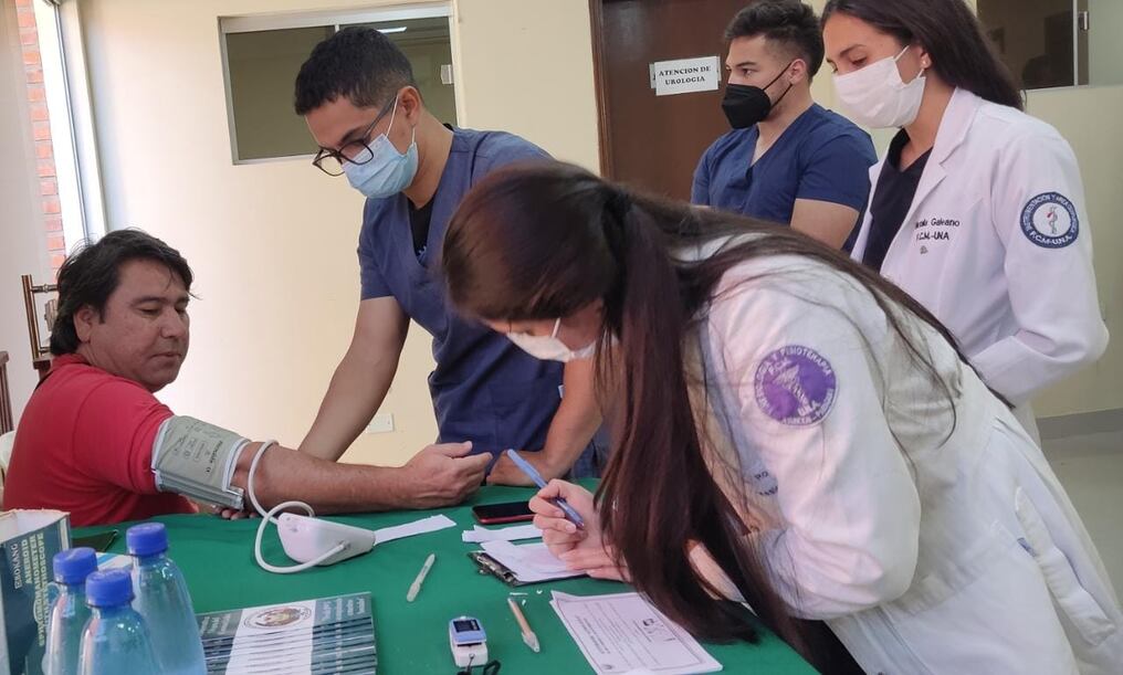 El viernes pasado, un equipo médico y de estudiantes de la Facultad de Ciencias Médicas de la UNA realizó una jornada de asistencia gratuita. Foto: Gentileza.