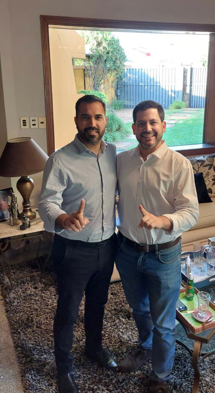 En la reunión de Raúl Latorre y Cristhian Samaniego valoraron la unión del Partido Colorado y las políticas públicas. Foto: Gentileza.