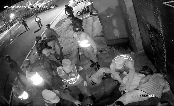 Las imágenes viralizadas de la supuesta agresión policial contra unos manifestantes serían de febrero y por agentes de Colombia. Foto: captura de video