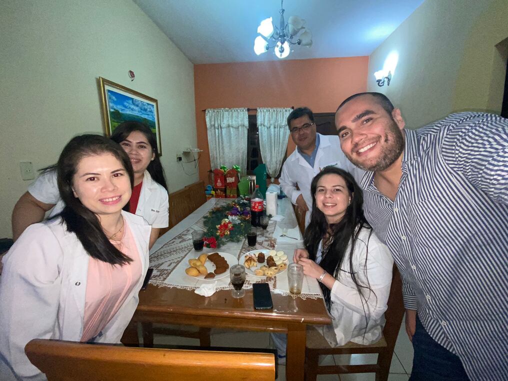 Los profesionales sanitarios regalan un clásico villancico de Maneco Galeano para saludar a las familias paraguayas. Foto: Gentileza.