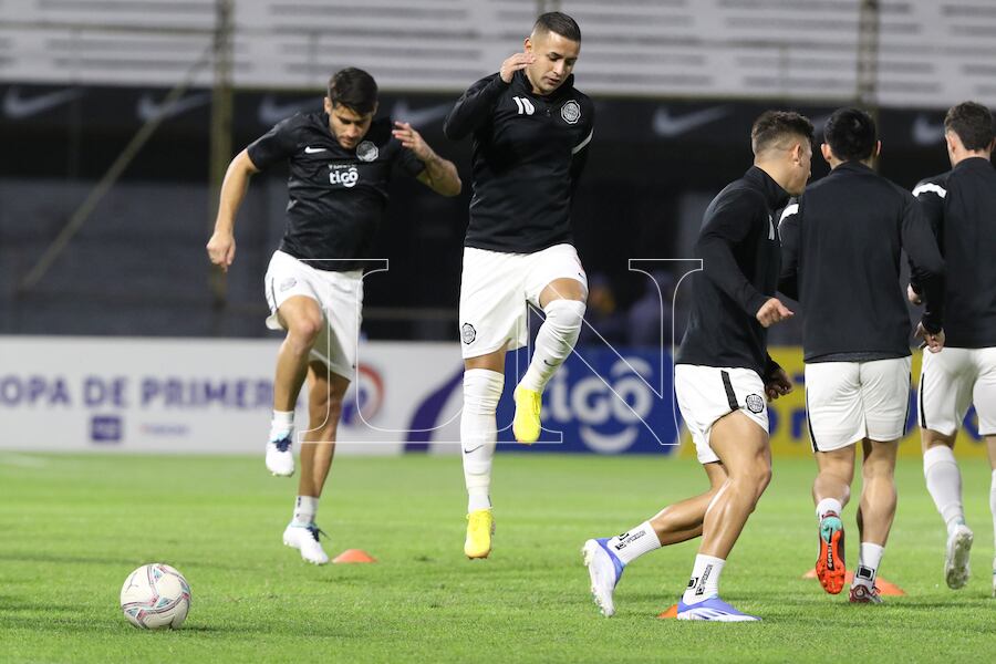 Derlis González, encabezando los trabajos del Olimpia en la previa a un partido.FOTO:NÉSTOR SOTO