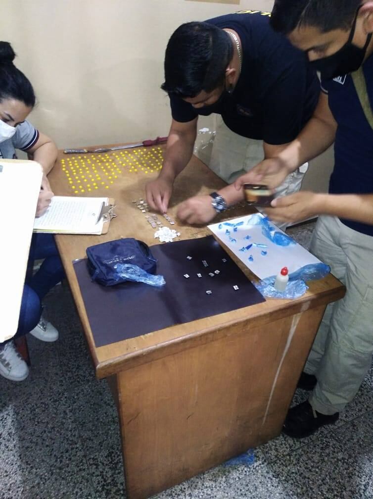 Agentes antinarcóticos de la Policía Nacional analizaron las sustancias incautadas. Foto: Gentileza.
