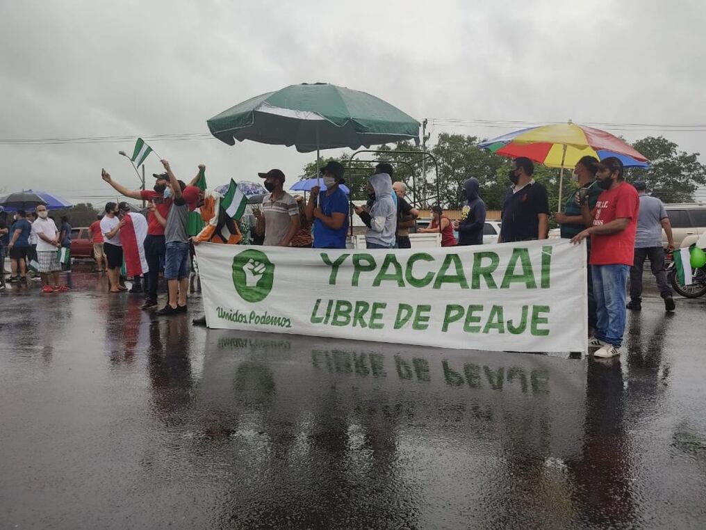 La comisión “Ypacaraí Unidos Podemos” realizó cierre intermitente de ruta PY02 esta mañana, cerca del mediodía. Foto: Gentileza.