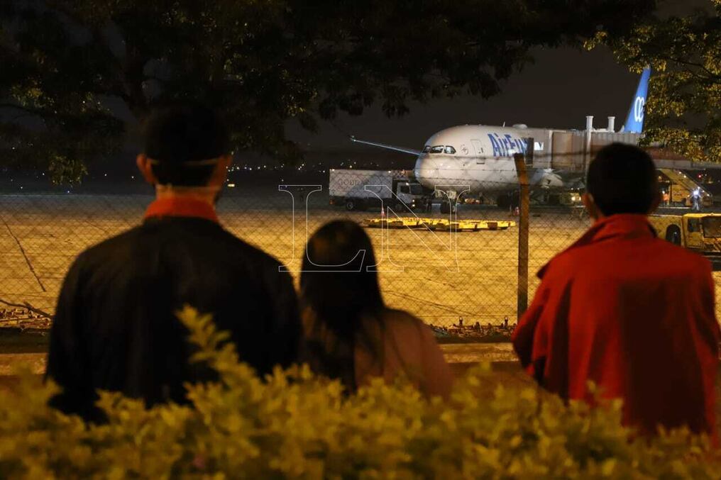 Familiares aguardan desde fuera del aeropuerto Silvio Pettirossi la llegada de sus seres queridos desde distintas partes del mundo. Foto: Archivo.