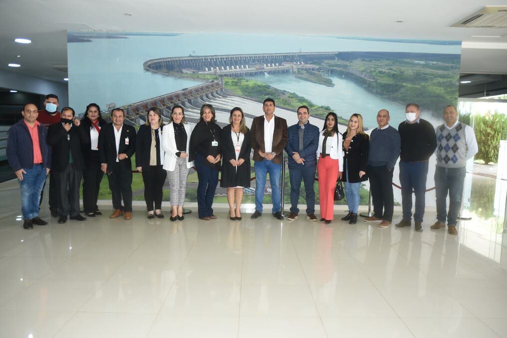 La Itaipú recibió la visita del viceministro de Mipymes, Isaac Godoy, en el marco de un proyecto de trabajo en conjunto que buscará afianzar el turismo mediante el emprendedurismo en comunidades indígenas. Foto: Gentileza.