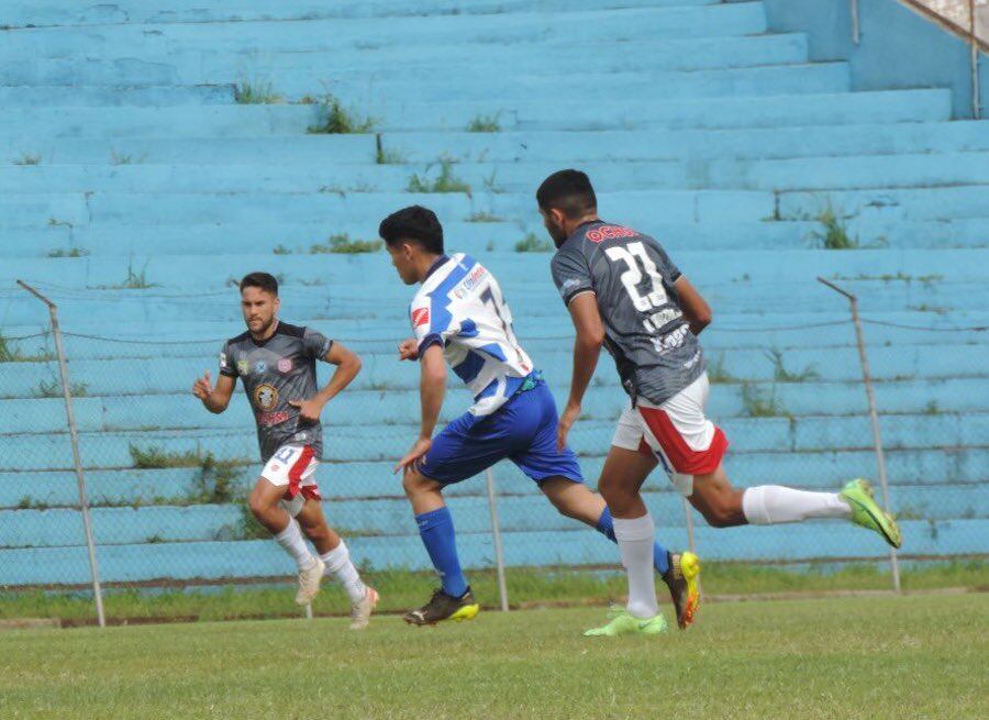 Una acción del partido entre el 2 de Mayo, que alistó juveniles frente al Sportivo San Lorenzo, que goleó 8-1.FOTO:APF