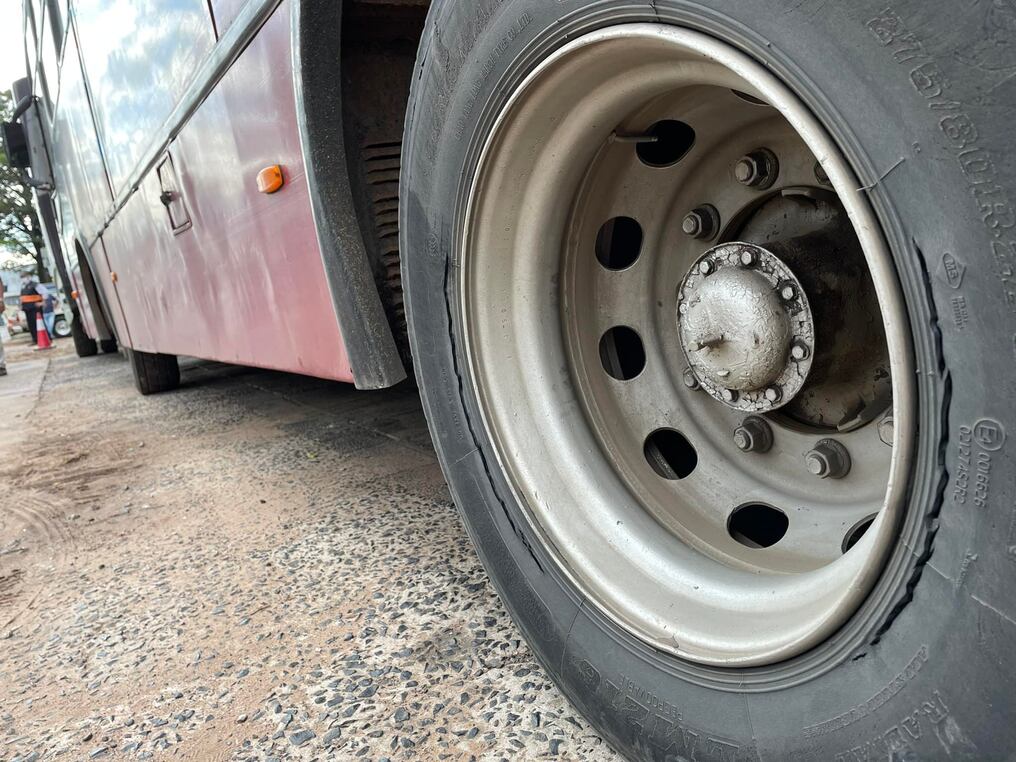 Uno de los hechos involucra a la empresa de transporte La Caacupeña SA, que se movilizaba con las cubiertas “a punto de estallar” hasta la ciudad de Caacupé. Foto: Gentileza.