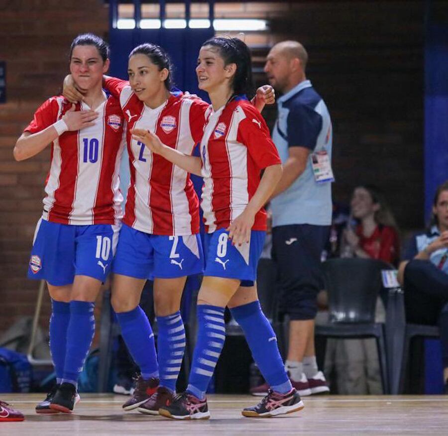 Festejan el triunfo ante Uruguay
Andrea Paola Brítez (10)
Verónica Vallejos (2) Andrea
Lorena Brítez (8).FOTO:@FUTSALAPF